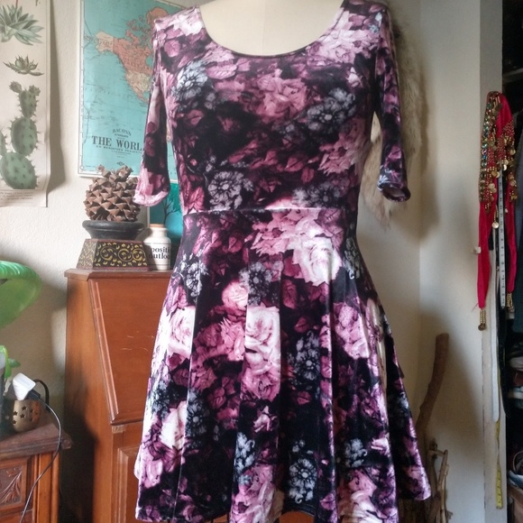 New Look Dresses & Skirts - 90's Velvet Skater Dress